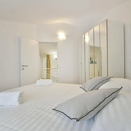 Gloria Apartment *