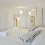 Gloria Apartment *
